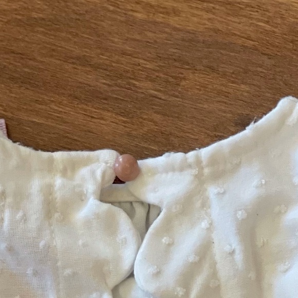 Sleeveless white top with scallops and pink bow - Picture 7 of 7